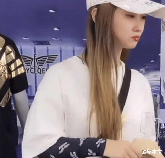 键盘侠|键盘侠涌入“boy”直播间，恶意评论气哭主播，网友：关衣服啥事