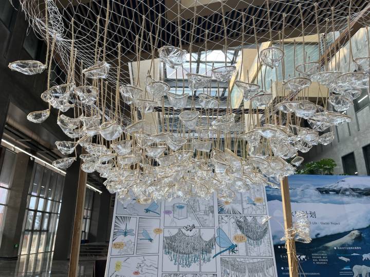 |这个展览不一般！宁波大学生3000余份期末作业填满学校教学楼