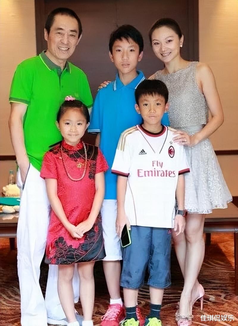陈婷|张艺谋妻子陈婷携大儿子张壹男，罕见地和婆婆合影。老奶奶90多岁