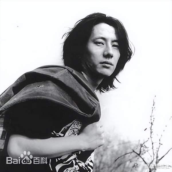 郑钧|《披荆斩棘的哥哥》潘玮柏片酬55万，郑均才9万还想翻红，看完节目一点也不冤