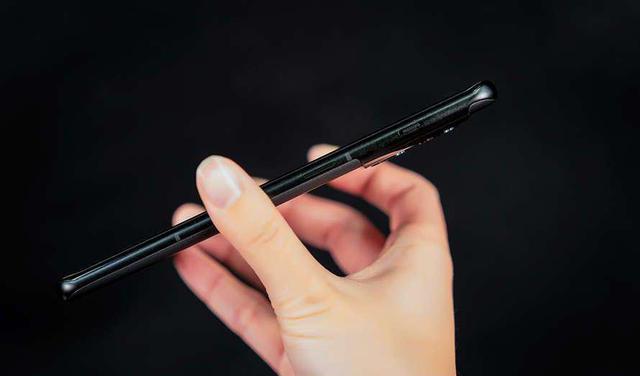 机皇也有性价比？2K曲屏+哈苏镜头+无线充电，一加10Pro低调清仓