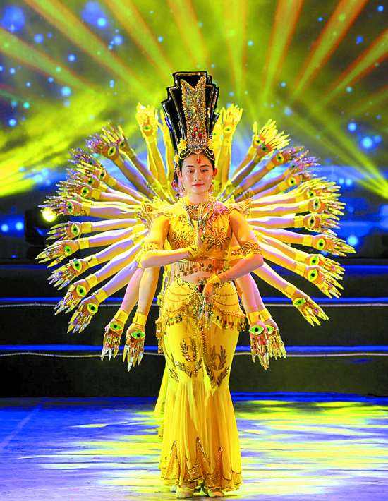 千手观音|韩国苦邀4年的《千手观音》，叫板春晚节目，堪称中国的“瑰宝”