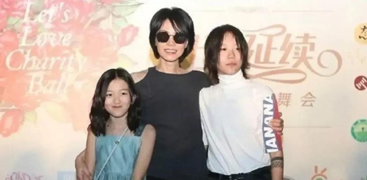 李嫣|王菲女儿李嫣：3个爸，同母异父的姐，大16岁的后妈又怀孕了？