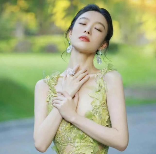 关晓彤|金鸡奖造型大赏：倪妮柳岩大秀身材，关晓彤陈妍希造型又翻车！