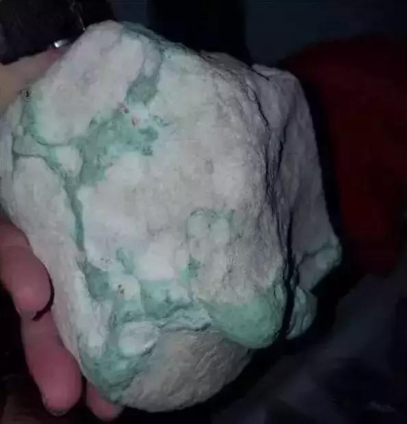 翡翠|逆天啦!18万翡翠原石一刀切出一片锦绣河山,瞬间暴涨500万!