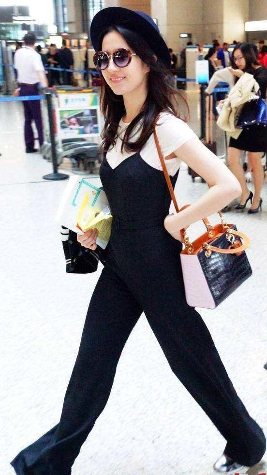 刘亦菲|刘亦菲高铁睡觉被拍,昂贵名牌包放一旁,差点儿被网友搭讪