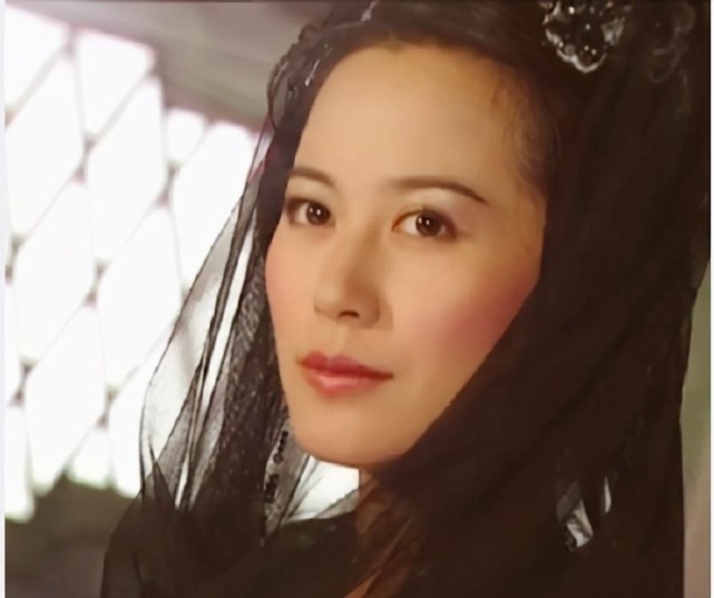 蔡少芬|?不耐老的女明星，有人越老越迷人，有人25就颜值垮塌变老太！