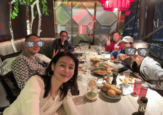 于明加|于明加罕晒一家六口照,老父亲穿红色夹克比V,俩女儿眉眼像姥姥