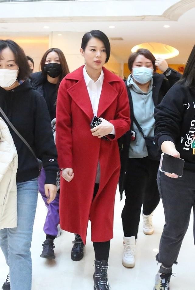 张扬|胡杏儿不愧是港姐，人到中年还是很美，穿红色服装美的张扬