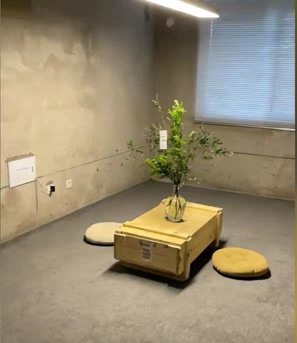 情侣因装修压力大入住毛坯房,爱情只是表面,更多的是心酸