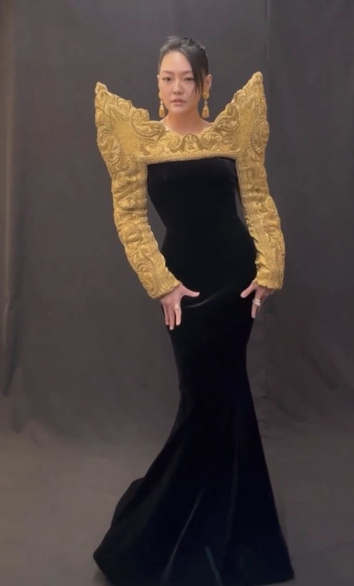 小S|44岁小S红毯造型好雷人,晚礼服很像画框,身姿曼妙全靠气场来撑