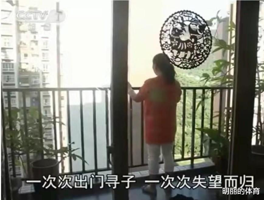 小伙子1岁时被保姆偷走,26年后养母嫌弃主动送还:就当走亲戚了