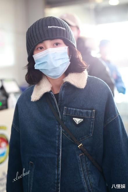 张子枫|张子枫恋情风波后首露面,被经纪人搂着前行,眼神无光显憔悴