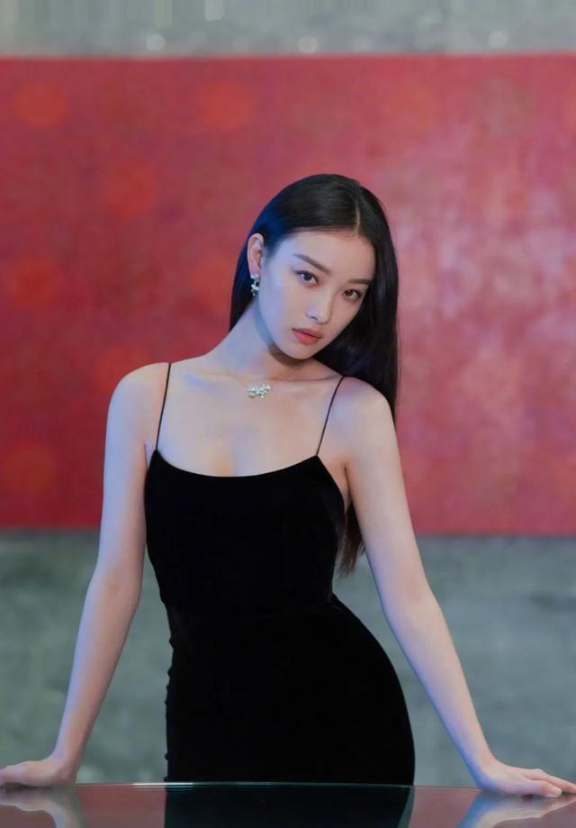 穿衣搭配 女生最显老的三款发型，你踩雷了吗？