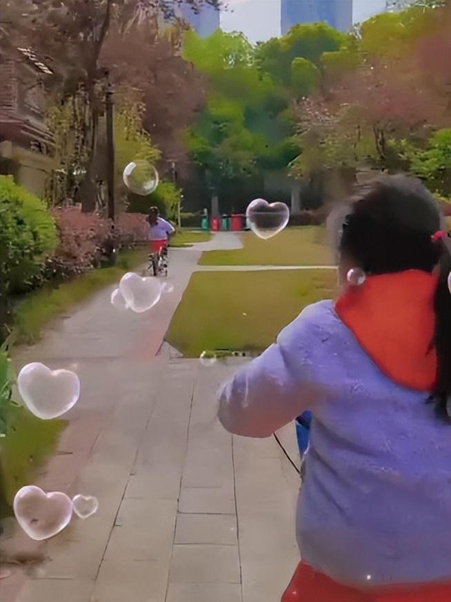 杨威女儿骑行照曝光，双胞胎模样差别大，独栋别墅装修豪华