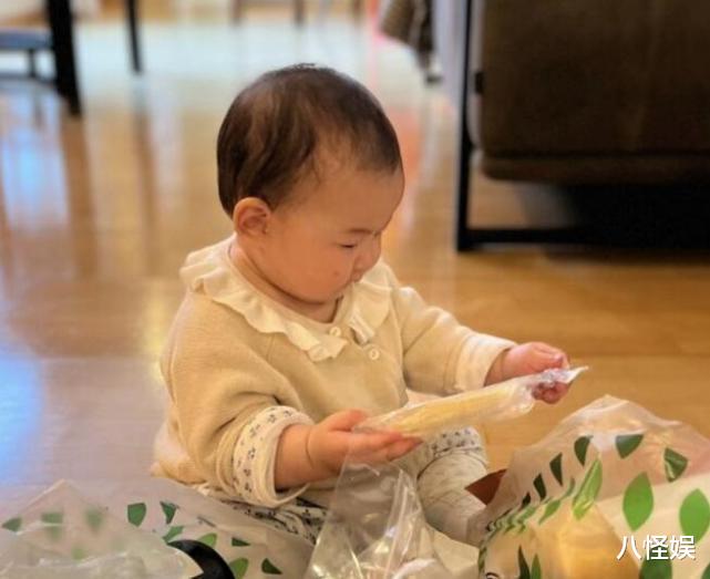 朱珠|朱珠老公亲吻女儿，王珠宝高兴得手舞足蹈，客厅鞋子堆一地显凌乱