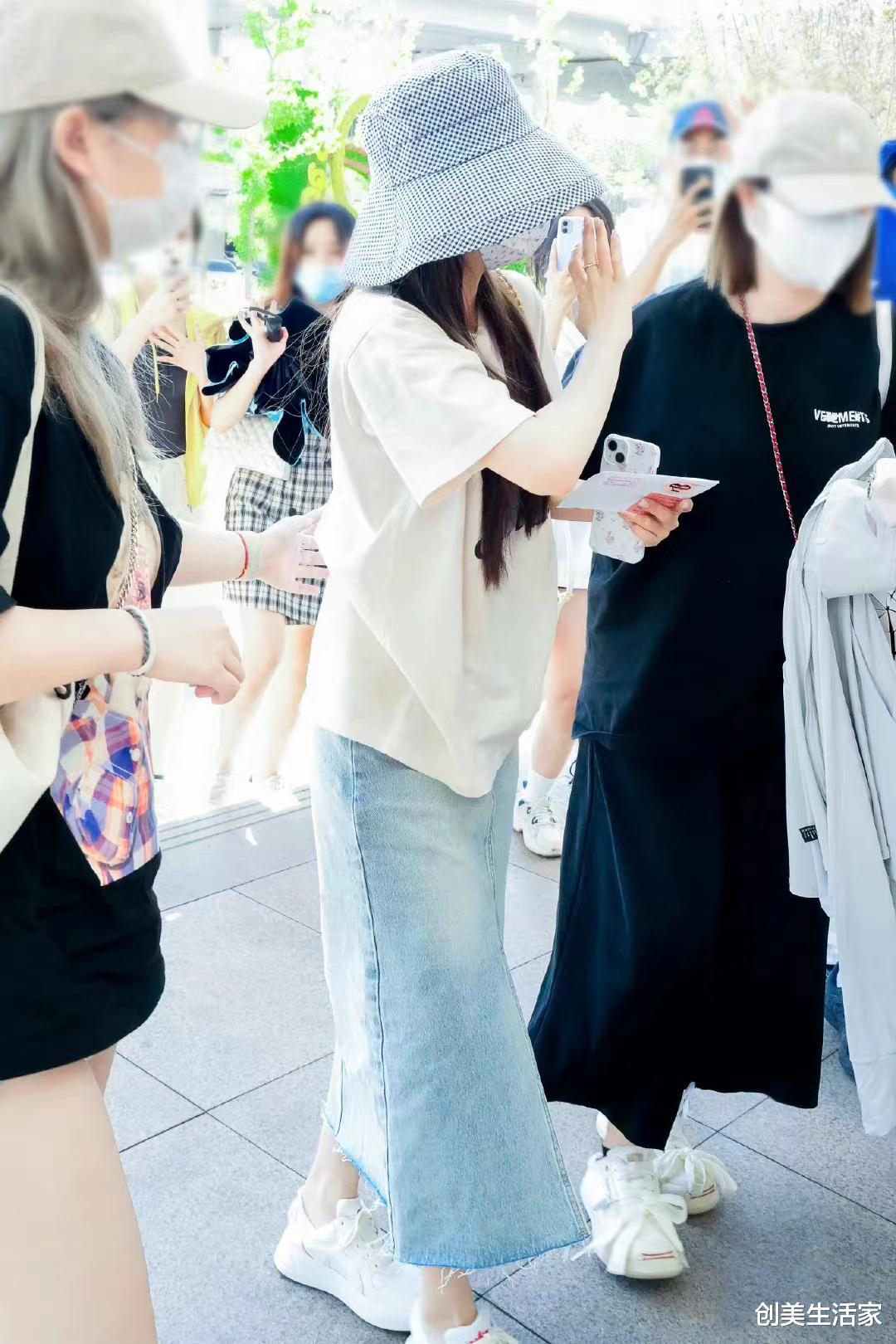 赵露思机场私服，米色印花T恤搭配牛仔半身裙，简约清爽