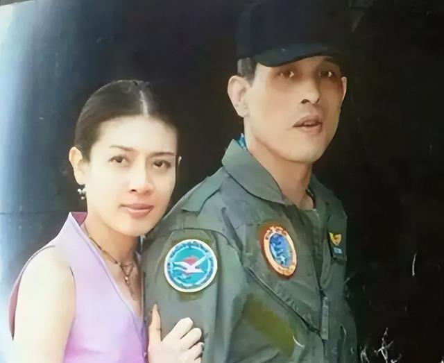 苏提达|苏提达素颜轮廓肤色黝黑，往昔旧照毫无美感，继位加冕脱胎换骨