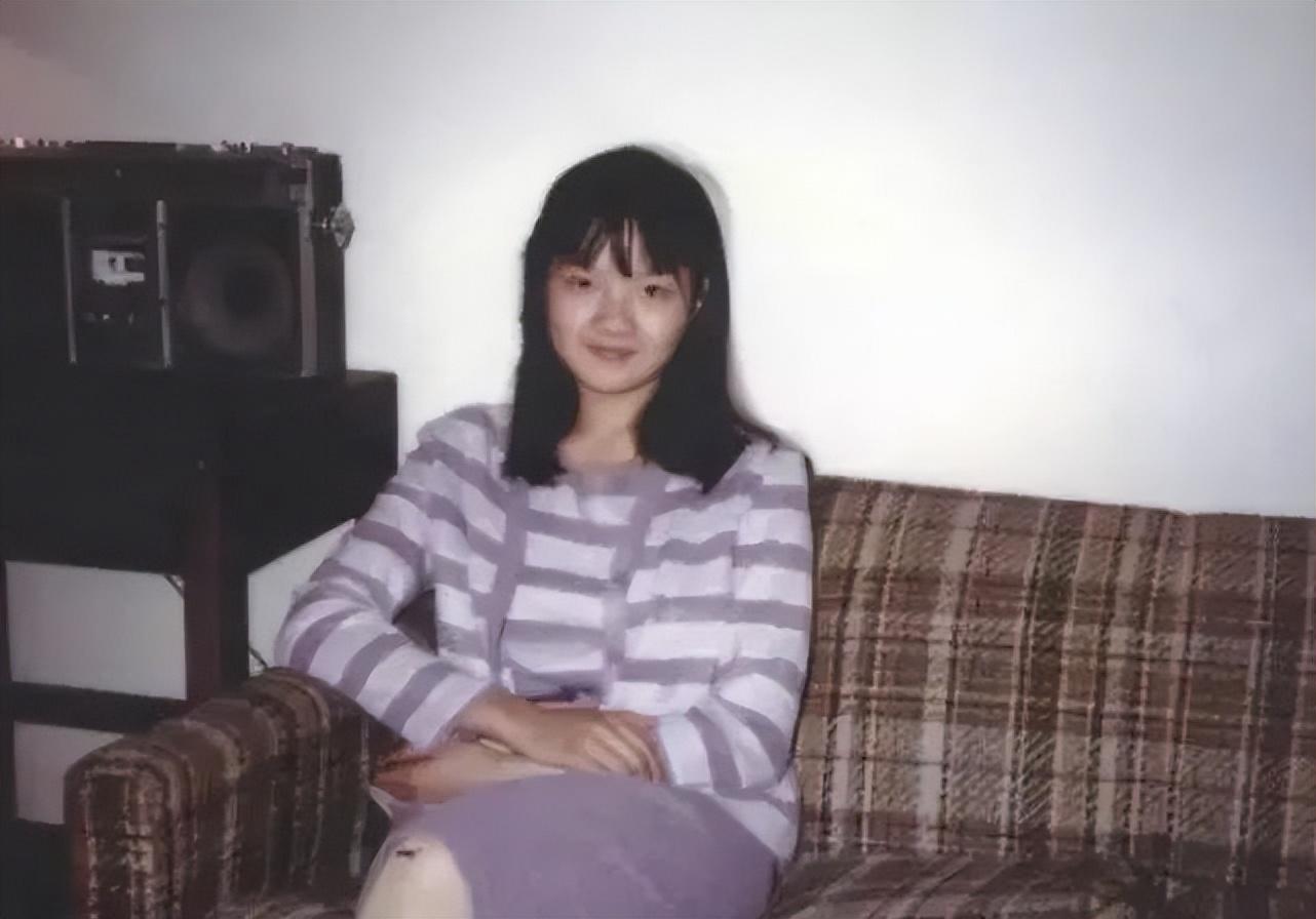 洪晃|61岁洪晃出席服装展，穿万元衬衫背大牌旧包，皮肤油腻下巴分三层