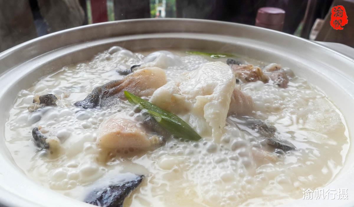 陆游|中国唯一悬崖岩洞餐厅，因陆游在此煮茶而得名，原味肥鱼特别好吃