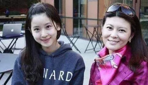 章泽天|比刘强东只大5岁的丈母娘长啥样？当看到照片后，我自闭了