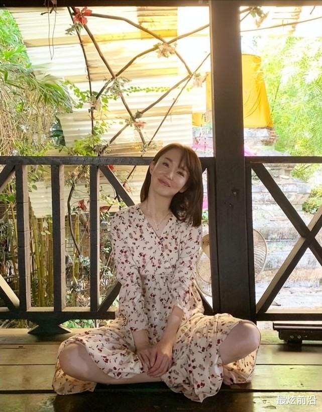 范文芳太敢穿了，一袭芭比粉挂脖裙美艳动人，51岁依旧是女神级的