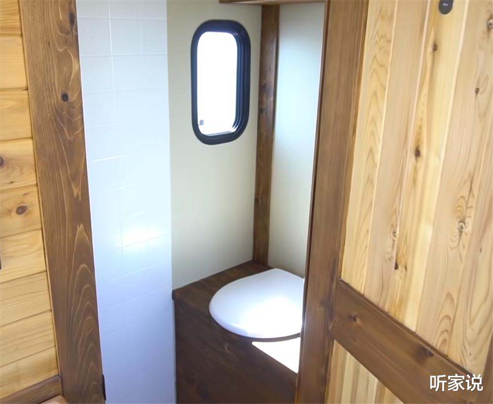 一位木工为过“水上生活”,亲手建起18㎡船屋,虽是蜗居却太舒适