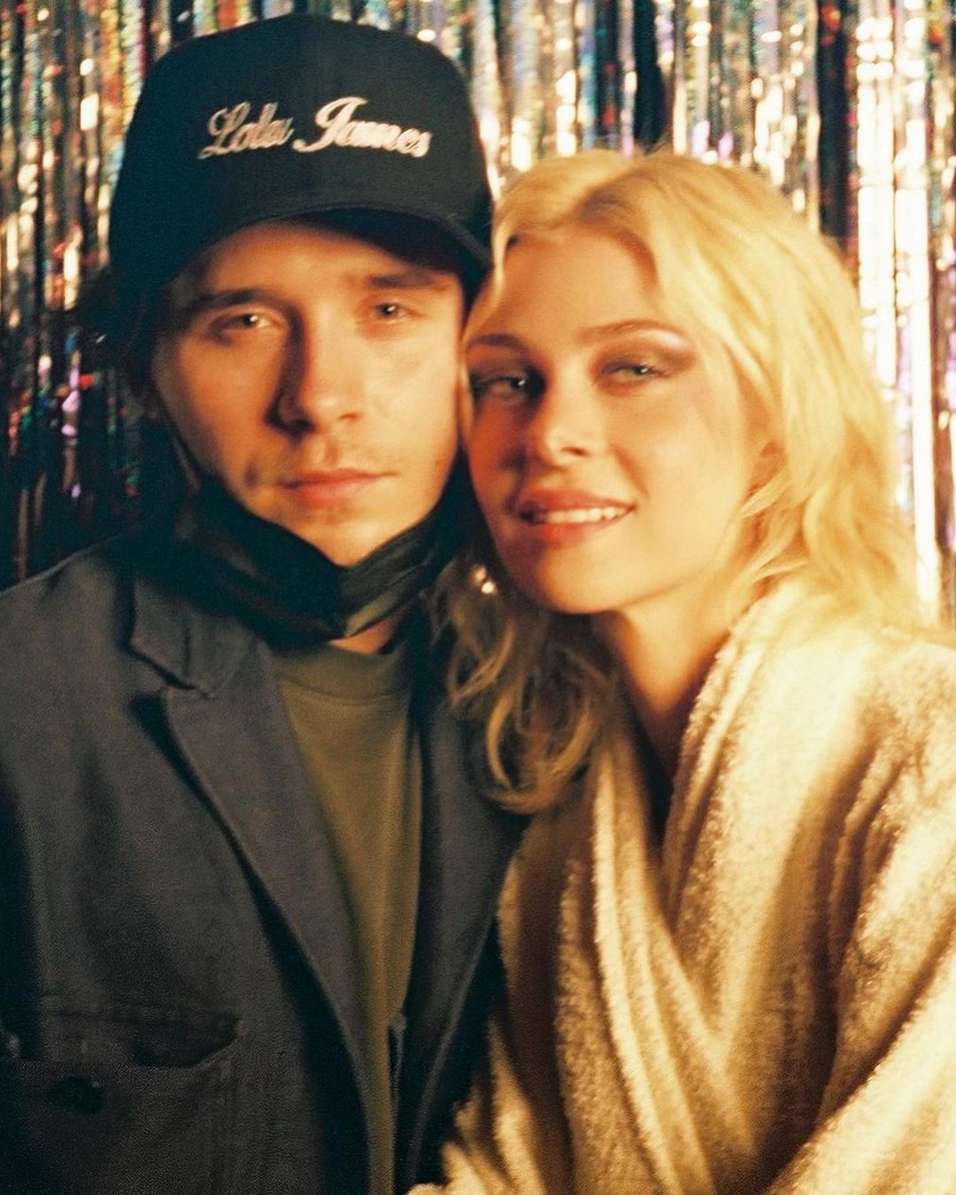 王子文|小贝22岁长子腰杆挺不住很萎靡！未婚妻戴皮草帽似贵妇，腰肢贼细