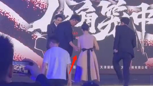 王宝强|王宝强近况曝光，主动搀扶新人女演员，戴眼镜框穿西装文质彬彬