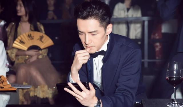 胡歌|胡歌和新婚妻子同框合影，女方颜值不输女明星，薛佳凝深夜发文
