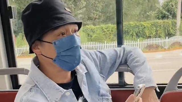 吴镇宇|60岁吴镇宇现身内地搭公交，坐老弱病残座遭质疑，穿着朴素无人识