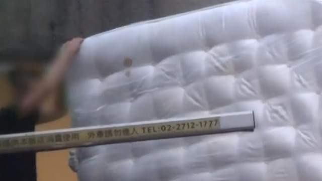 大S|大S归还给汪小菲的主卧床垫，因表面有干涸的血渍，引人浮想联翩