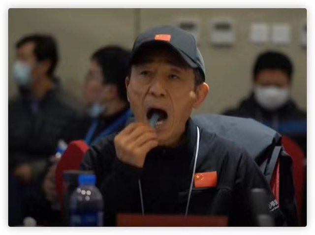 张艺谋|71岁张艺谋身体状况引担忧，拆盲盒包装双手颤抖，两鬓斑白脸消瘦