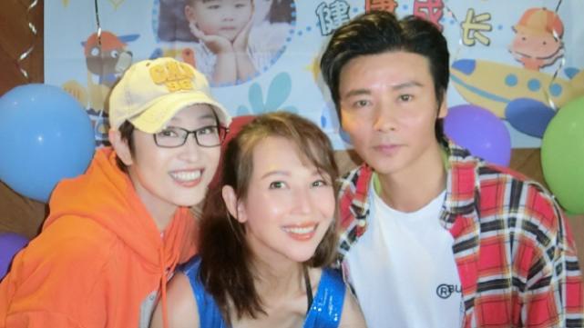 蔡少芬|蔡少芬夫妇为儿子庆生，乐儿与爸爸张晋穿亲子装，父子共用一张脸