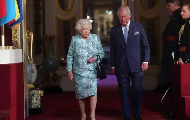 英国女王去世,查尔斯王子继承王位!他选择的王号却让网友吵翻了