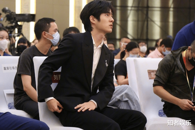 刘昊然|刘昊然近况照释出：随意穿搭被人赞，定制造型却被无情吐槽