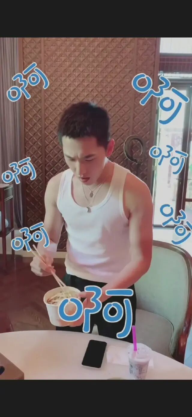 刘亦菲|真相了《特战荣耀》杨洋溜肩变直角肩 假垫肩被网友曝光让人涨姿势了