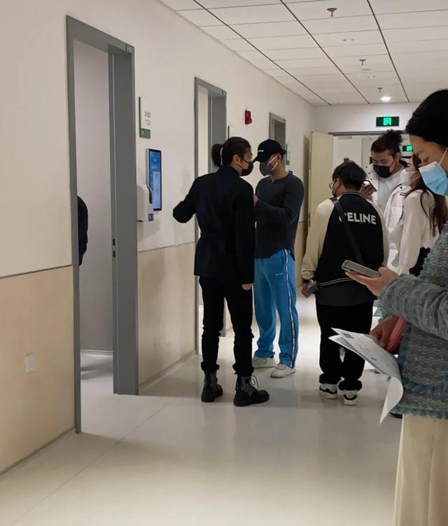 汪小菲|黄子韬被曝深夜看急诊,身边跟随五个人,目击者回应后续