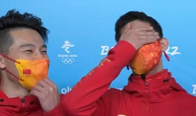 武大靖|武大靖又哭！颁花仪式上眼泪打转，人手一个冰墩墩，中国队霸气