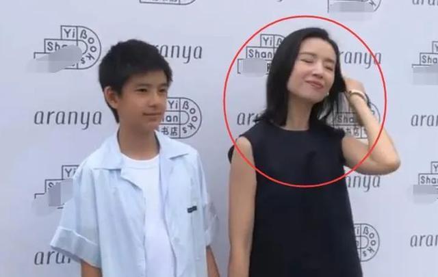 叶童|10位中年女星近照,叶童一头白发,周海媚身材圆润