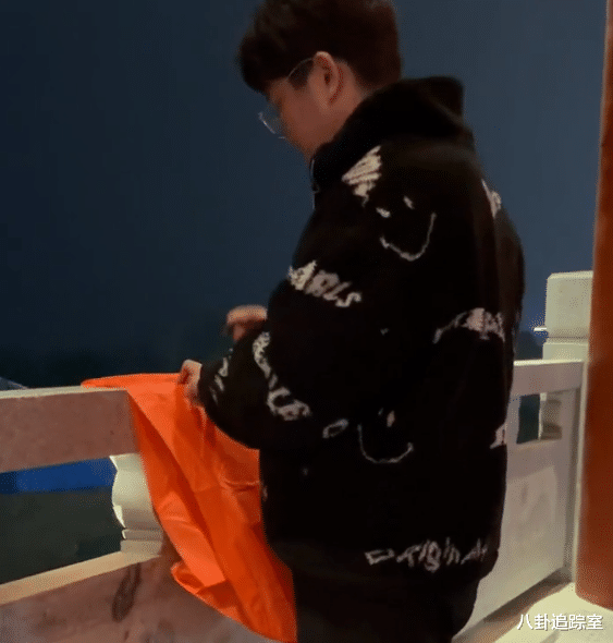 天灯|田舅舅放天灯,为田静姚威祈福,祝福语令人破防,网友:有心了!