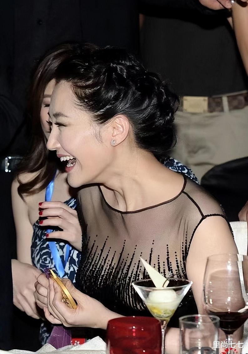 生图下的许晴也不年轻了，脸很饱满但颈纹明显，玲珑身段惹人羡慕