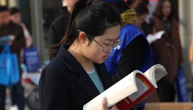 肖战|关晓彤考公上岸，肖战也开始备考了，网友：明星也来抢铁饭碗了？