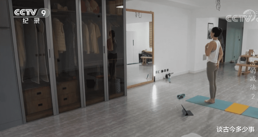 断舍离女孩出圈上央视,88㎡的家仅6件家具,常年坚持“不消费”