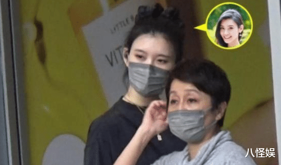 奚梦瑶|奚梦瑶陪老公婆婆外出，何猷君过马路贴心牵妈妈手，一家人好和睦