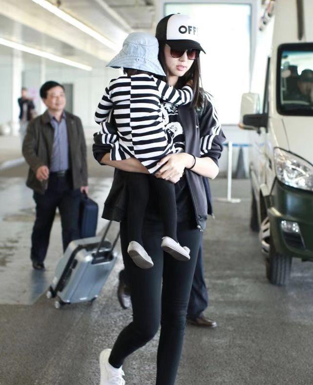 张梓琳|张梓琳带娃出街,罕见穿裤装暴露真实腿长,一米二长腿太不真实