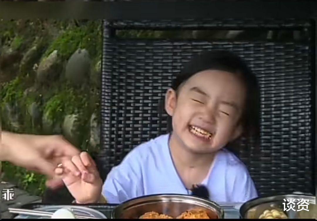 戚薇|基因太强大！戚薇晒搞笑表情素颜照，网友直呼完全是放大版lucky