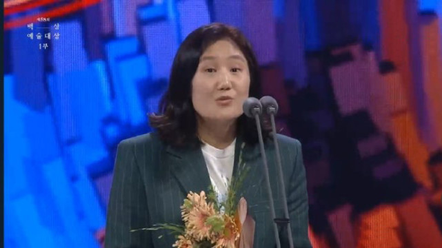 |百想红毯及获奖名单:金泰梨夺视后,李俊昊击败李政宰夺视帝含泪发言