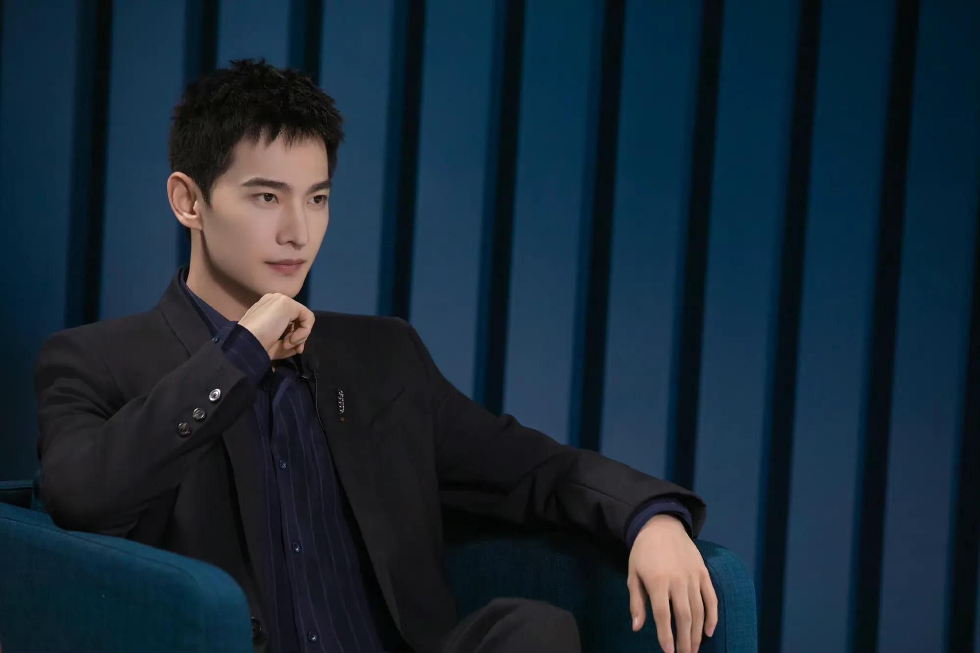 杨洋|杨洋黑西装真帅气，身材挺拔有型，怪不得深受奢牌宠爱