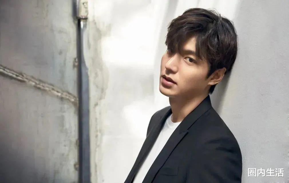 李亚鹏|李亚鹏和他那个女友已经结婚了，但两个人有没有正式领证还很难说